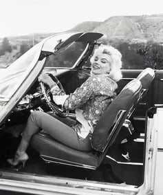 Marilyn Monroe in car