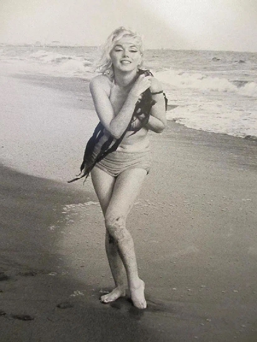 George Barris, Marilyn Monroe photo print : Measures 14 x 11 inches, photo print on glossy paper, mounted to foam board