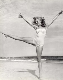 ANDRE DE DIENES - Marilyn Monroe (Norma Jean) (beach)