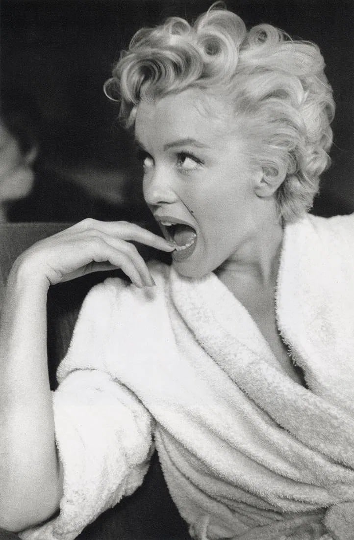 ELLIOTT ERWITT - Marilyn Monroe: Measures 12 x 8 inches, photo print on glossy paper, mounted to foam board
