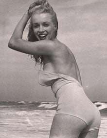 ANDRE DE DIENES - Marilyn Monroe (Norma Jean) on the beach (squatting