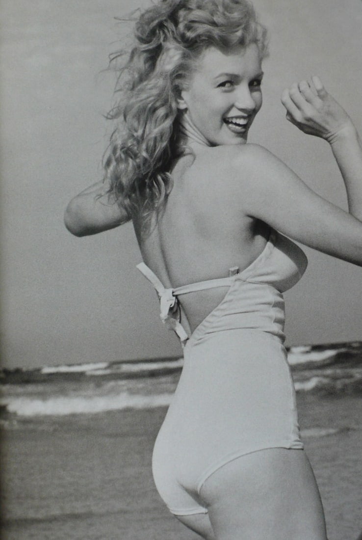 Marilyn Monroe Photo: Measures approximately 24 x 20 inches, Photo print
