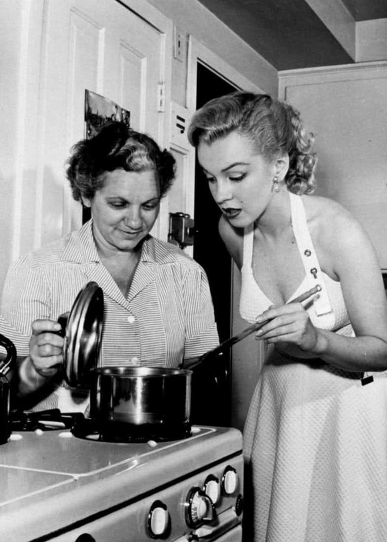 Sam Shaw Marilyn Monroe Photo: Measures approximately 24 x 18 inches, Photo print