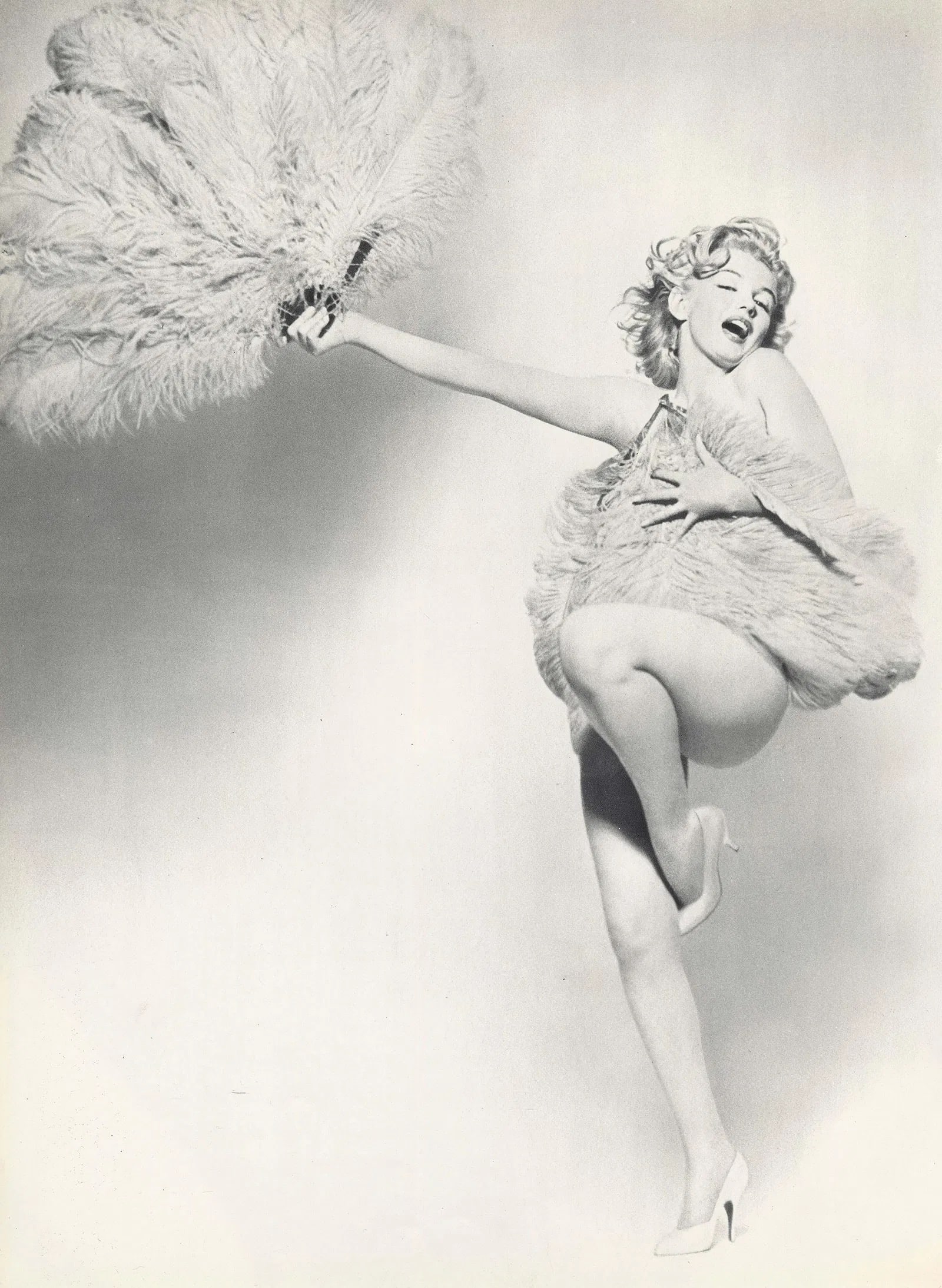 RICHARD AVEDON - Marilyn Monroe: Fan Dance: Richard Avedon (American, 1923-2004), Marilyn Monroe: Fan Dance". Original vintage photogravure. ,Composed 1958. Printed 1959. Overall size: 14 x 10 inches