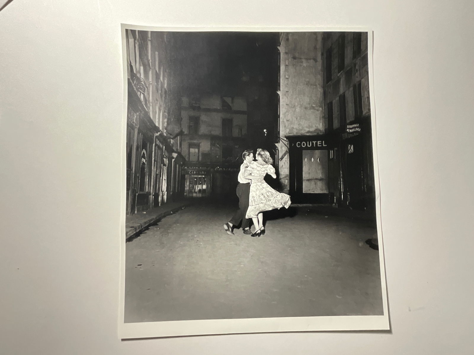 Robert Doisneau PARIS print: Measures 15.5 x 13.25 inches