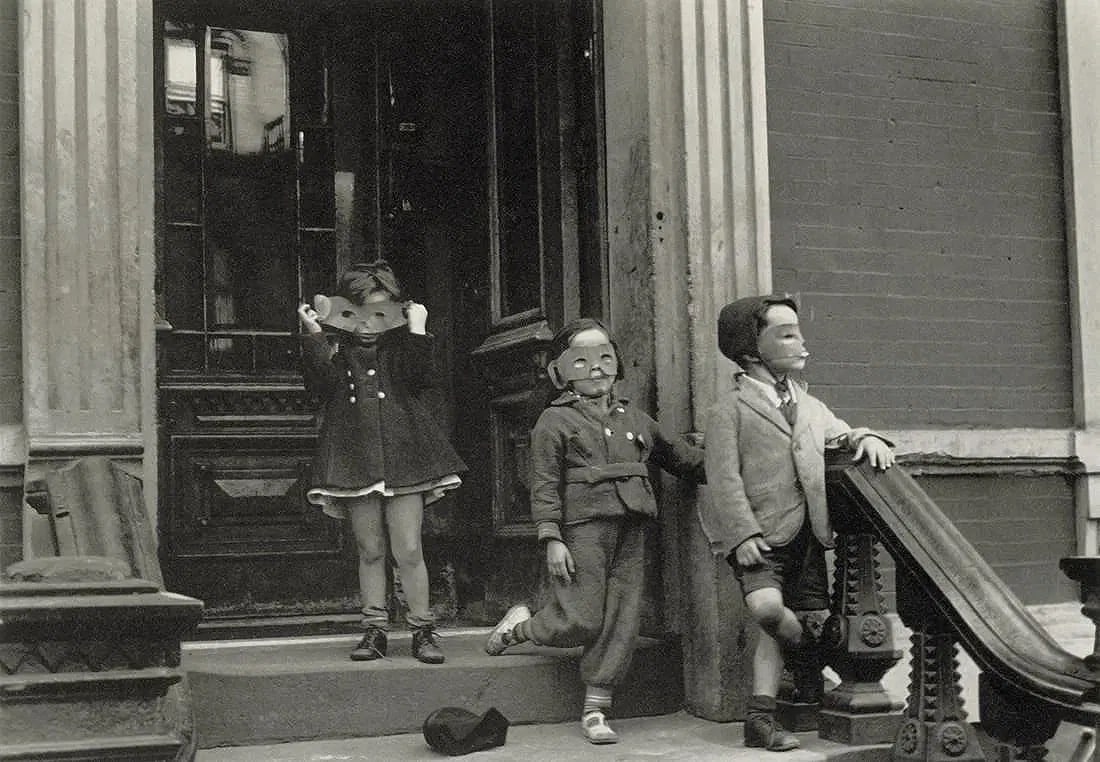 Helen Levitt - Three Kids on a Stoop, 1940 (1 of 1)