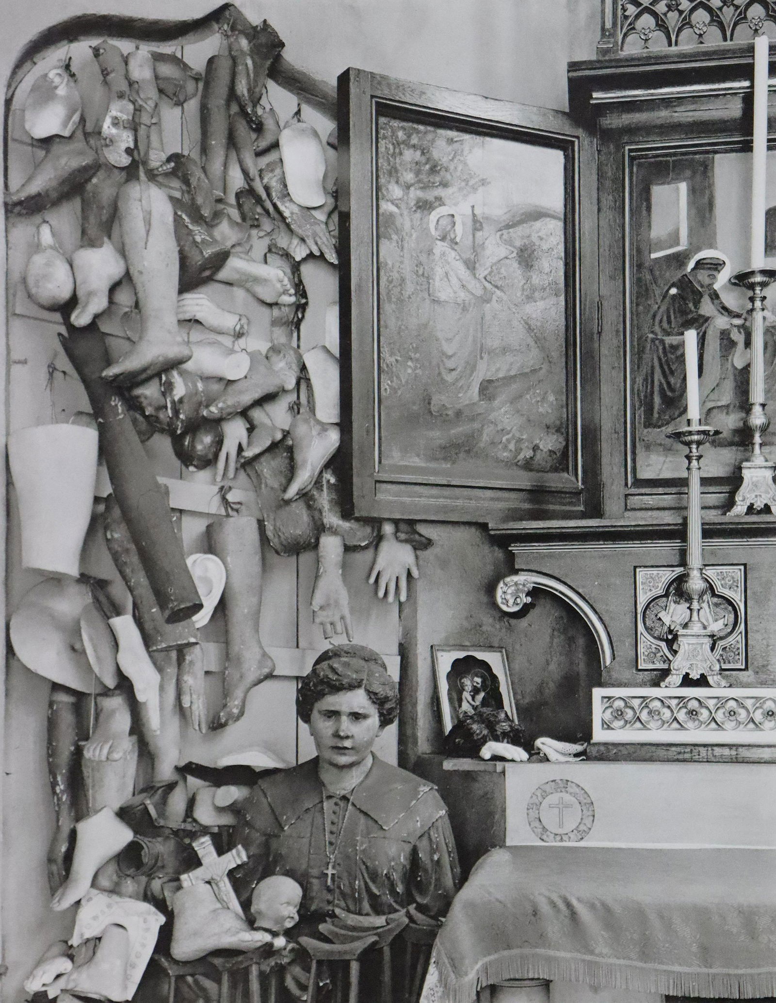 Edward Weston - Photo-Litho, 20th C.: Vintage Photo-Litho. Modernist sculptural study. Image size: approx. 7.5" x 9.5"., Mounted to archival board