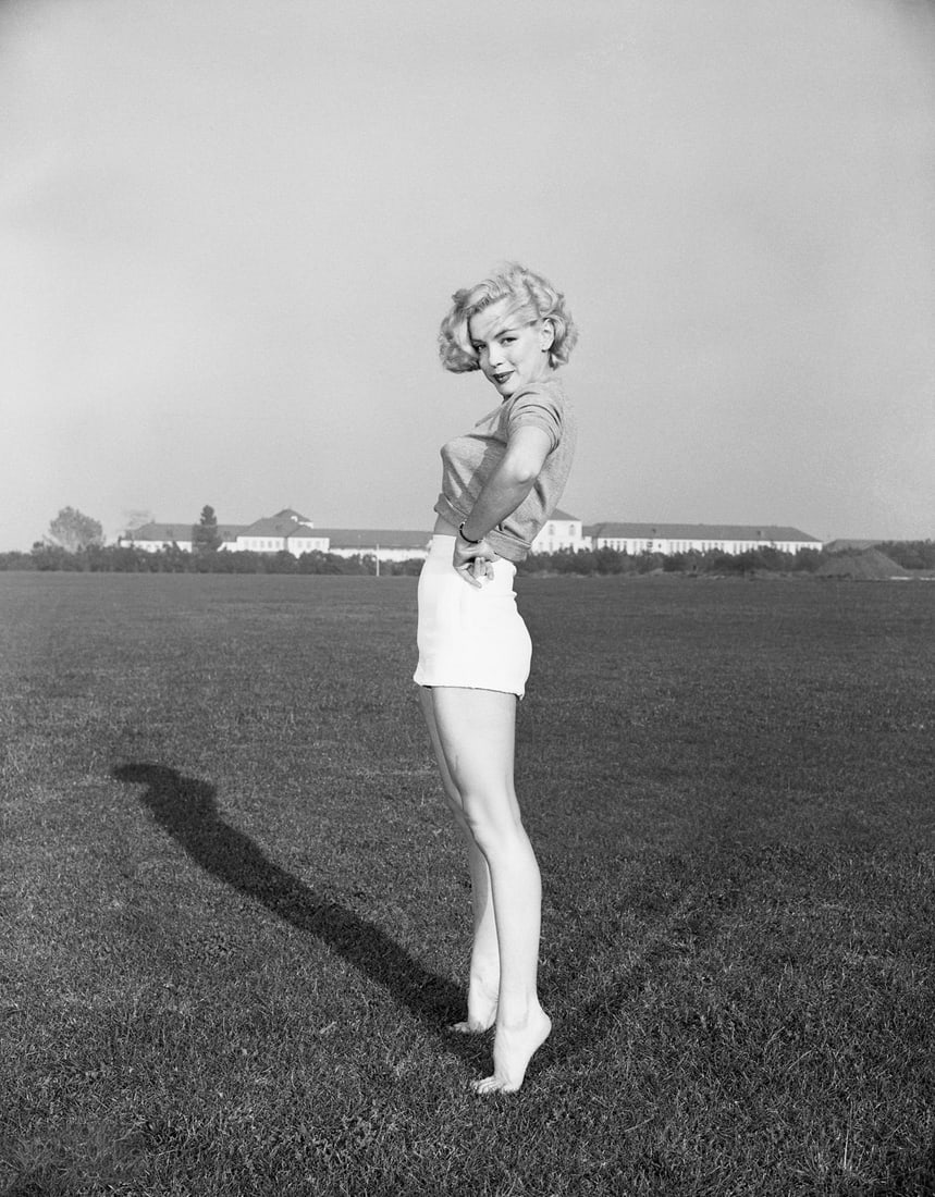 Marilyn Monroe Photo: Measures 8x10 inches, photo print on glossy paper, mounted to foam board
