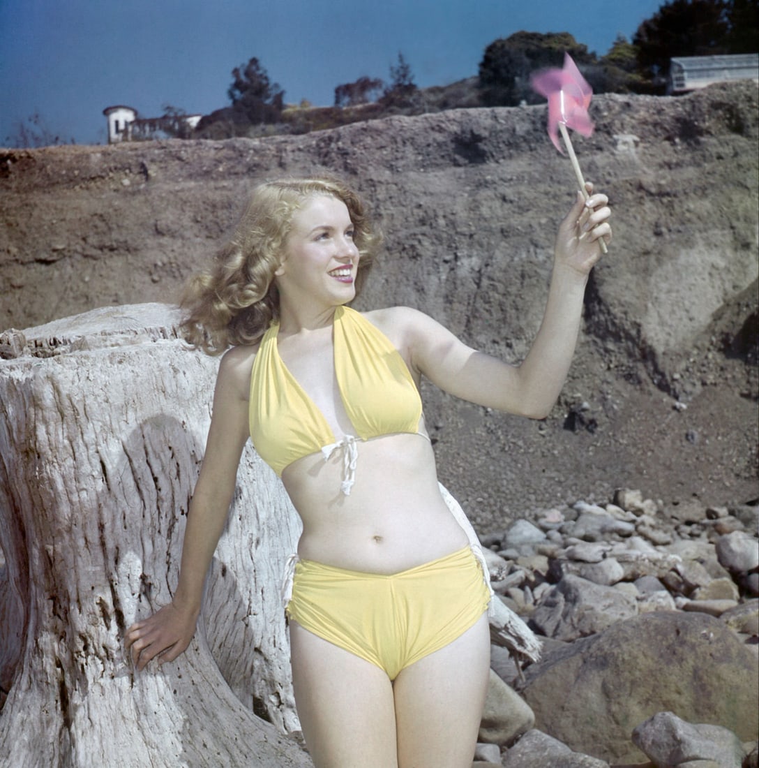 Marilyn Monroe Photo: Measures 8x10 inches, photo print on glossy paper, mounted to foam board