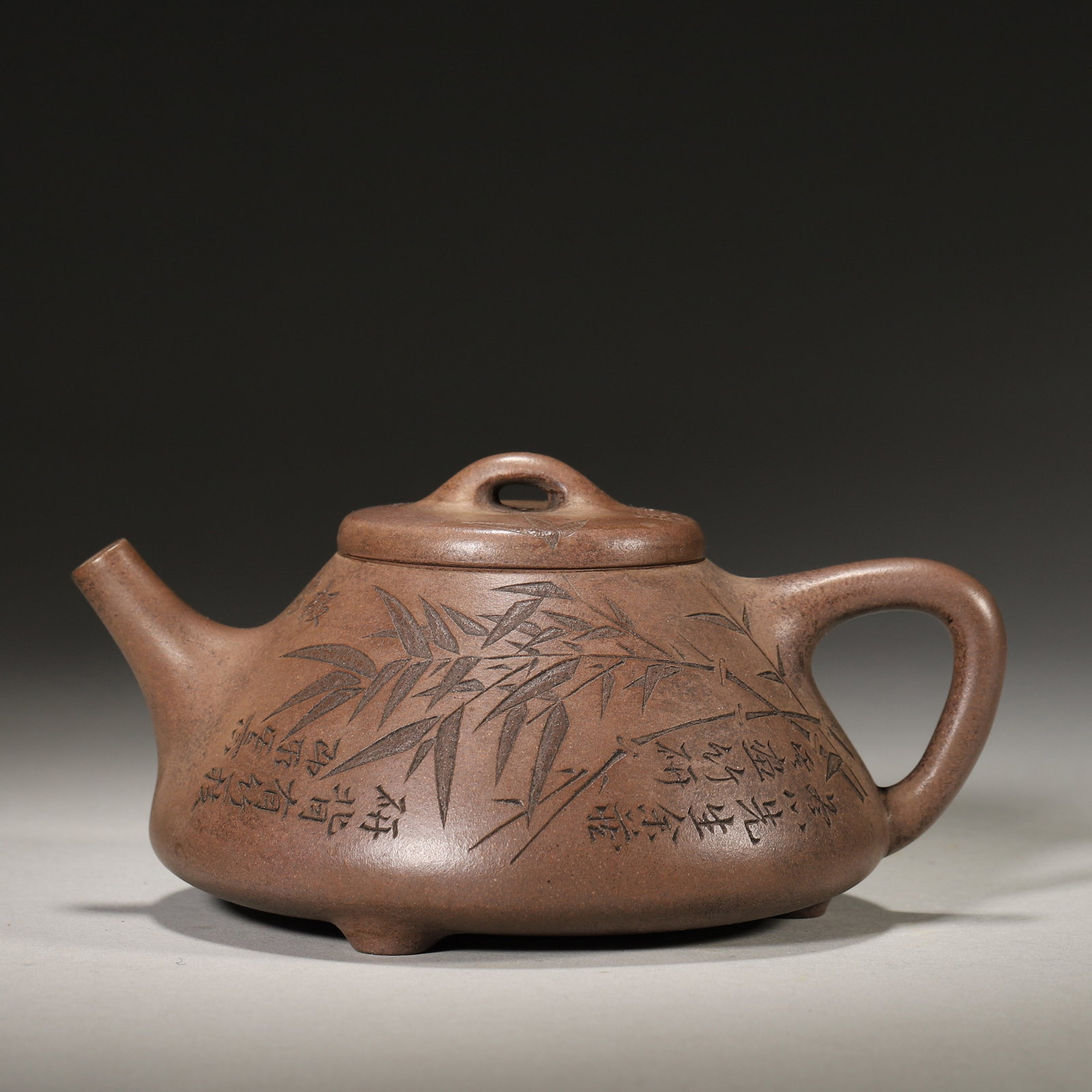 QING DYNASTY PURPLE CLAY INCISED BAMBOO PATTERN TRIPOD SHIPIAO TEAPOT: Length 14.5cm Width 11cm Height 8cm Weight 223g