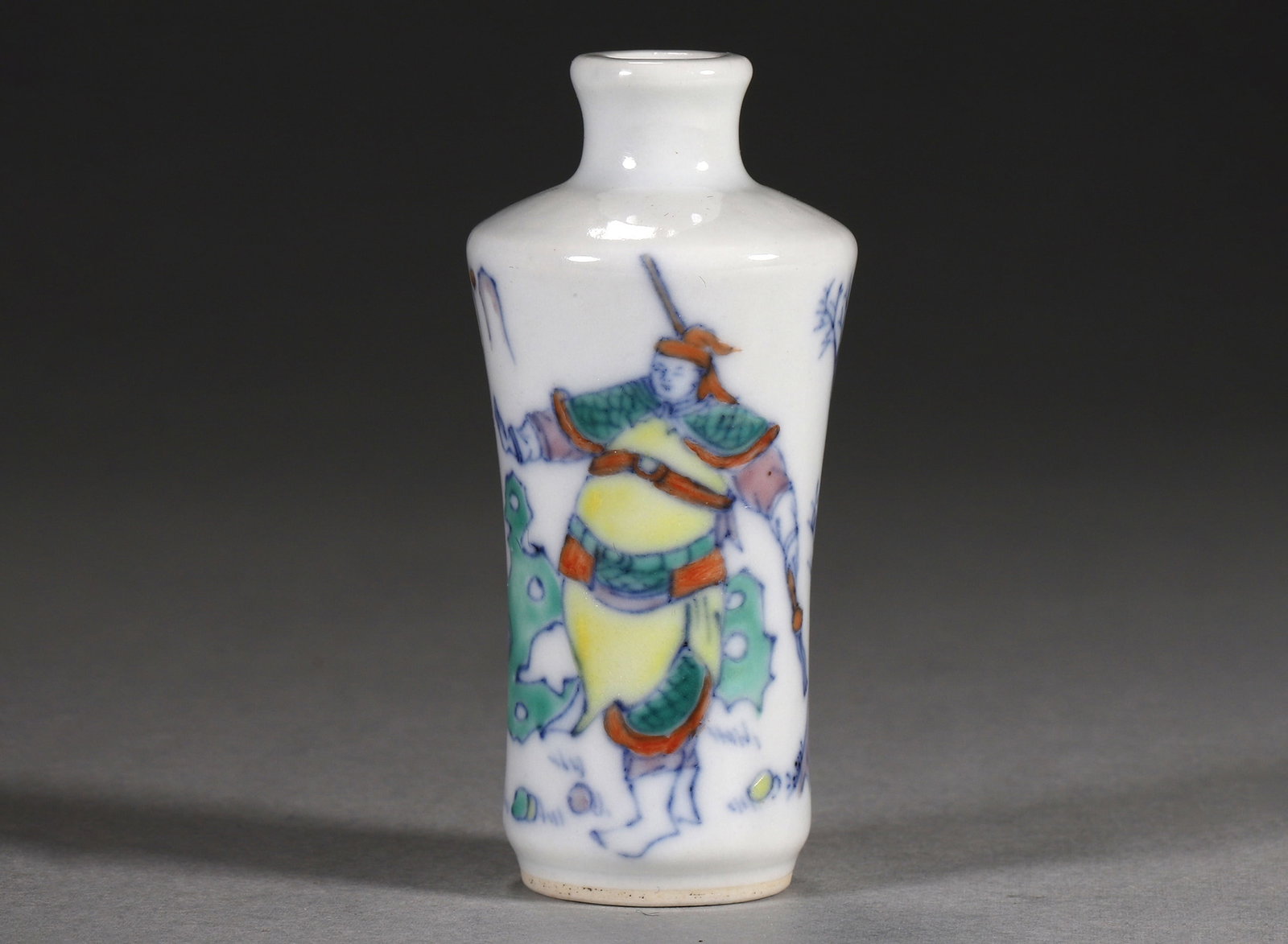 QING DYNASTY DOUCAI CONTRASTING ENAMEL SNUFF BOTTLE WITH WARRIOR GENERAL MOTIFS: Width: 3.8cm Height: 7.8cm