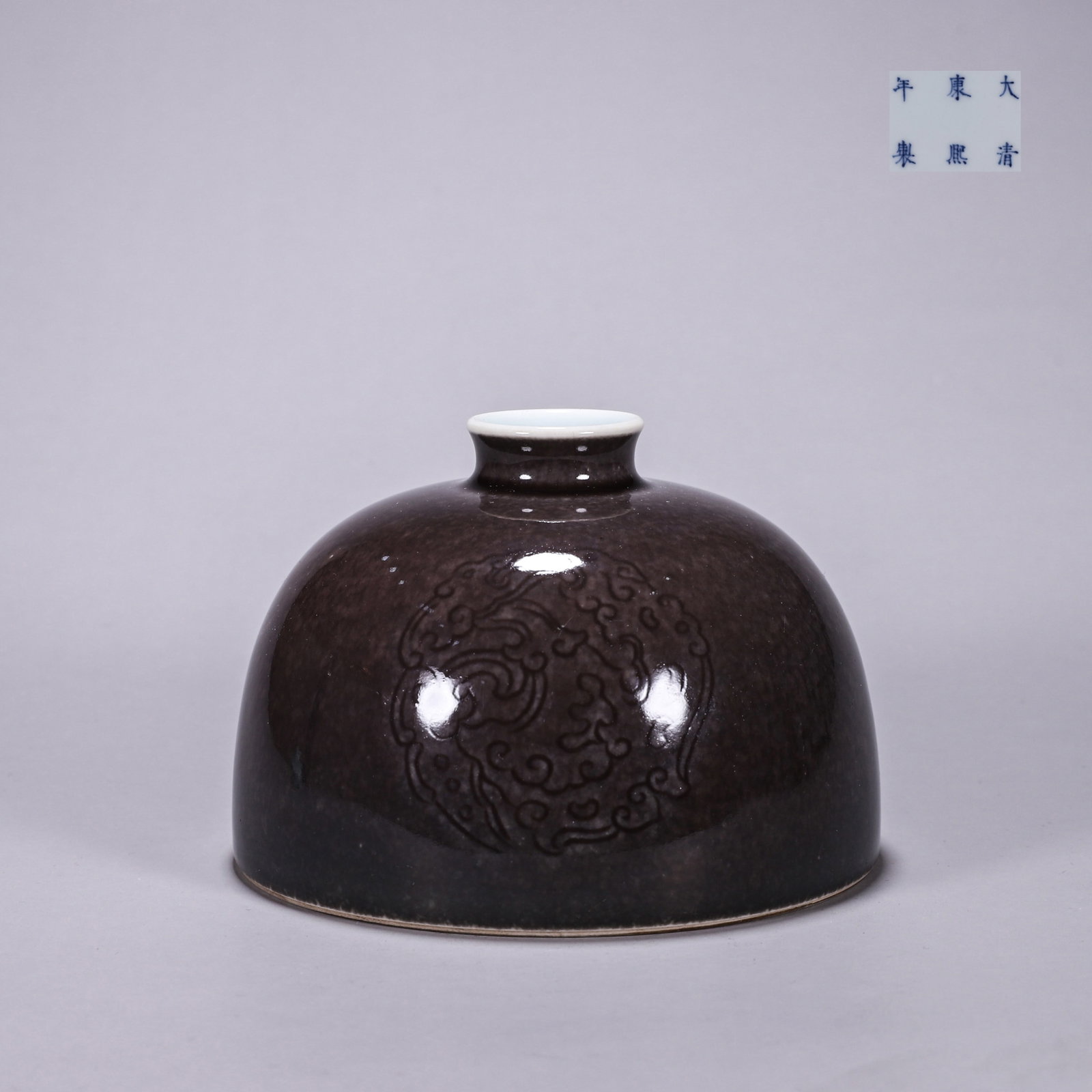 QING DYNASTY COWPEA RED GLAZE WITH ROUND PHOENIX PATTERN HORSE HOOF ZUN VESSEL: W: 12.5cm H: 9cm