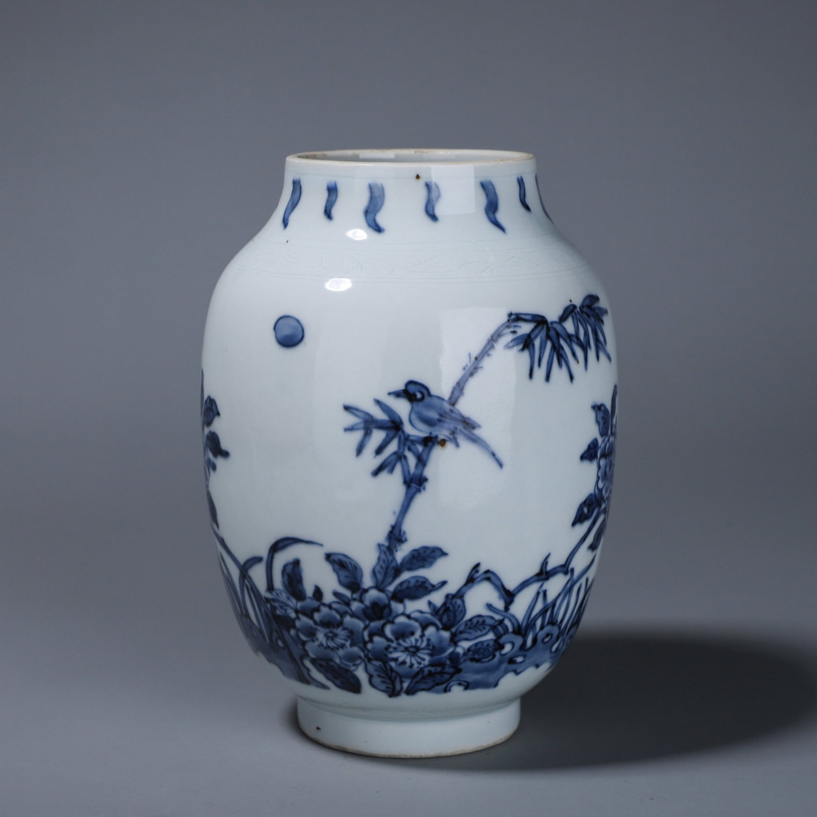 QING DYNASTY UNDERGLAZE BLUE CYLINDRICAL JAR WITH FLOWER AND BIRD MOTIFS: W: 11cm H: 17cm