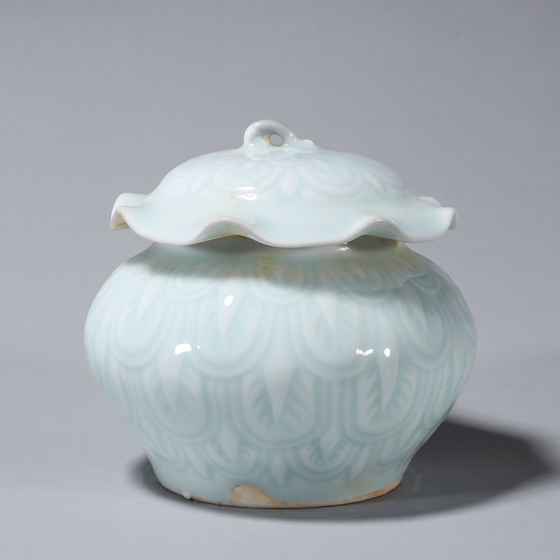 SONG DYNASTY SHADOWY BLUE GLAZE WITH LOTUS LEAF LIDDED JAR: L: 10.5cm W: 10.5cm H: 11cm WT: 310g