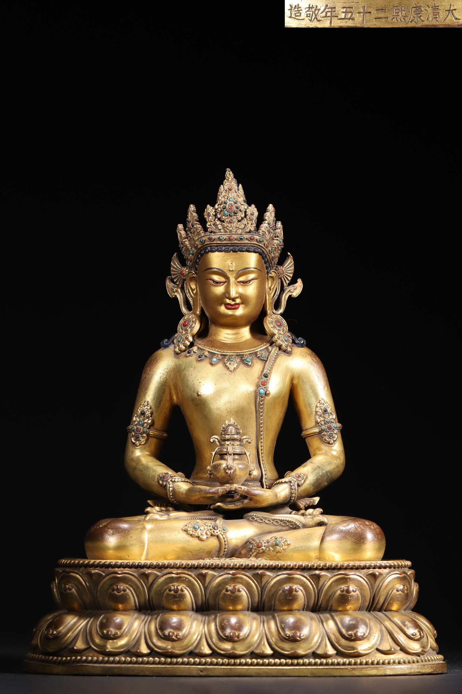 A Gilt-Bronze Inlaid Amitayus Statue, Imperial Palace Made, Qing Dynasty, Dated to 25th Year of: 25.0 x 18.0 x 31.0 cm (L x W x H = 9.84 x 7.09 x 12.2 in), WT 4041g (8.91lb)This is an imperial palace-made gilt-bronze Amitayus statue inlaid with gems, dated to the 25th Year of Kangxi Reign, Qing D
