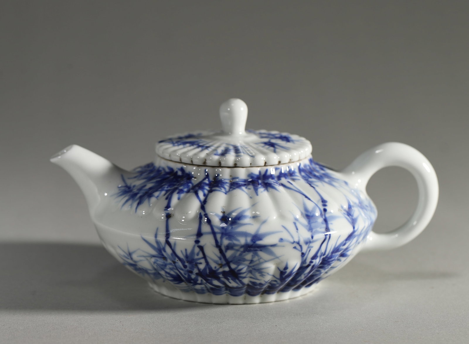 QING DYNASTY UNDERGLAZE BLUE TEAPOT WITH BAMBOO MOTIF: Length 15cm Width 10cm Height 7cm
