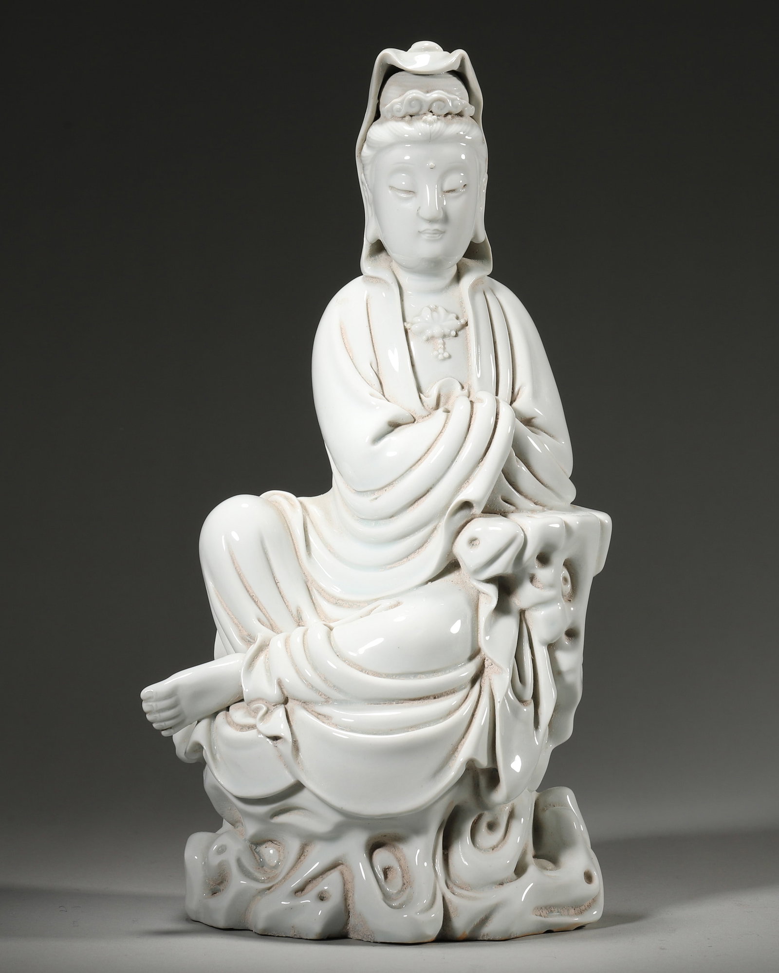 A DEHUA WHITE-GLAZED GUANYIN STATUE, QING DYNASTY: W: 15cm (5.91in) THK: 11cm (4.33in) H: 30cm (11.81in)A fine Qing Dynasty Dehua white-glazed Guanyin statue, serene expression, flowing robes, exquisite craftsmanship, creamy glaze, high religious and 