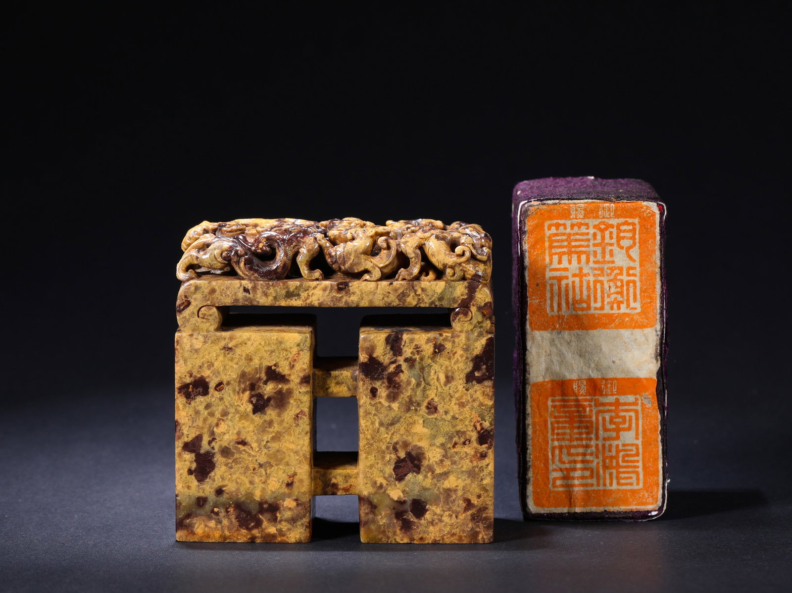 A Shoushan Stone Seal, Qing Dynasty: A Shoushan Stone Seal, Qing Dynasty H:7.8cmW:8cmWeight:460g
