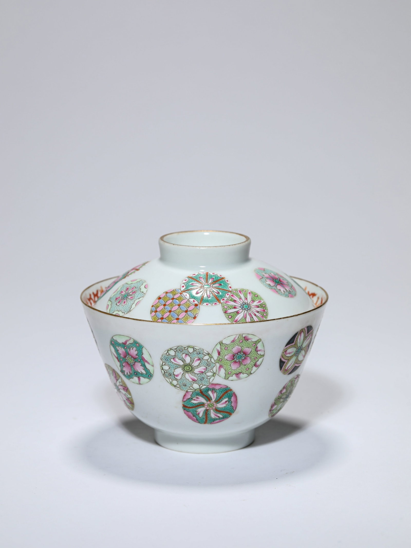 A Famille-Rose 'Floral Medallions' Covered Bowl: A Famille-Rose 'Floral Medallions' Covered Bowl Dimensions: Height: 9.0 cm (3.54 in) x Width: 10.5 cm (4.13 in). All measurements are approximate.