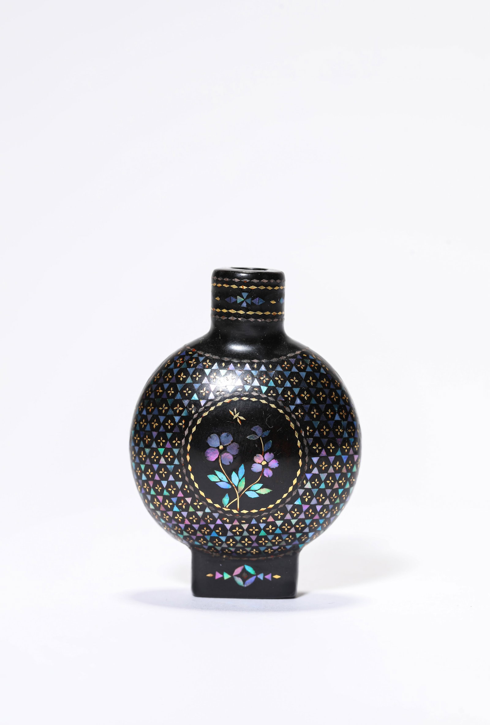 A Lacquer inlaid with mother-of-pearl snuff Bottle (1 of 4)