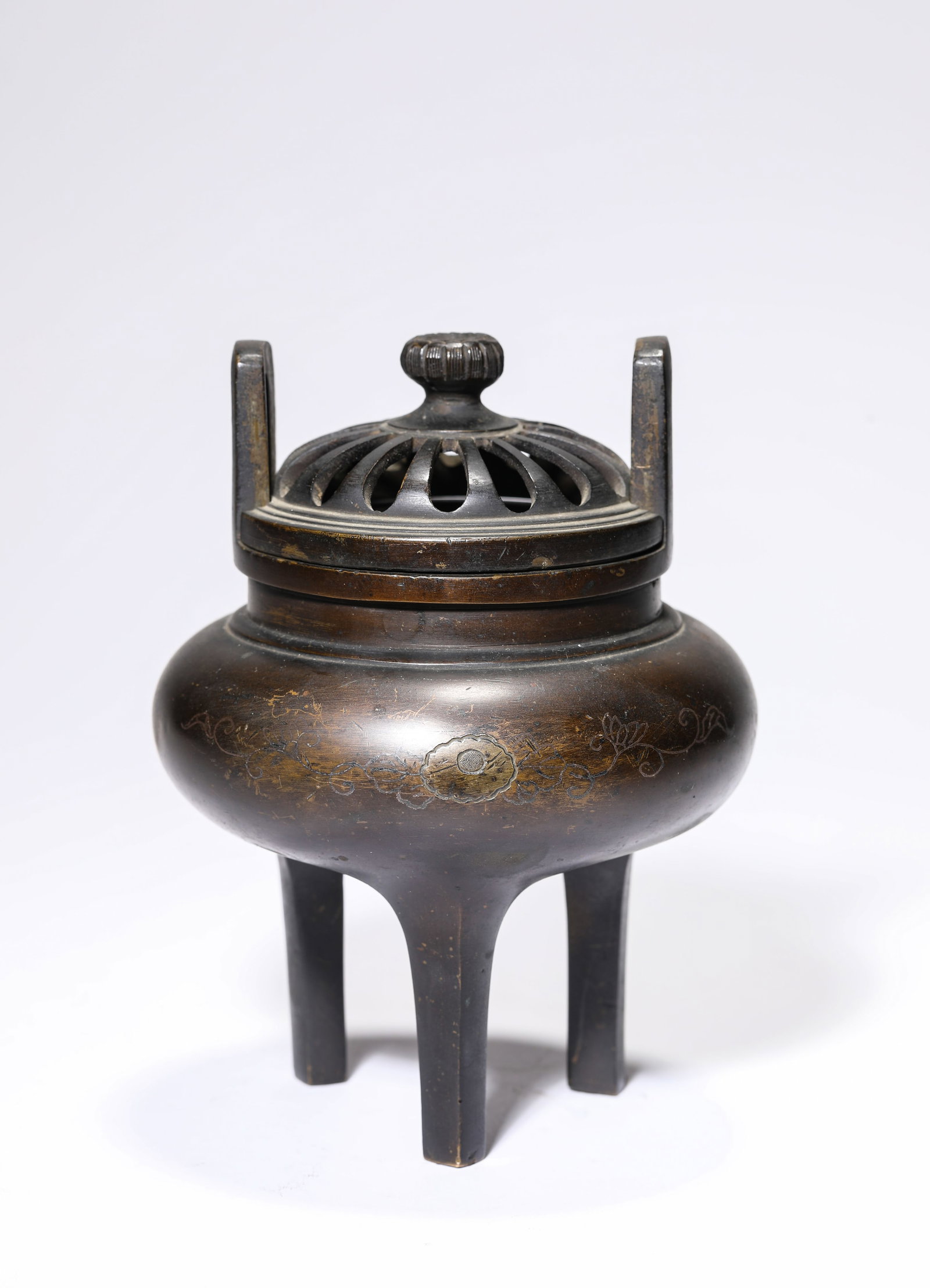 A Silver Wire-Inlaid Bronze Censer: A Silver Wire-Inlaid Bronze Censer Dimensions: Weight: 1325g. Width: 11.9 cm (4.69 in) x Height: 15.7 cm (6.18 in). All measurements are approximate.