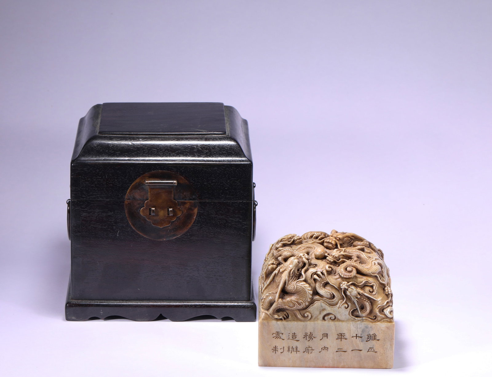 A Shoushan Stone Seal, Qing Dynasty: A Shoushan Stone Seal, Qing Dynasty H:10cmW:11cmWeight:2140g