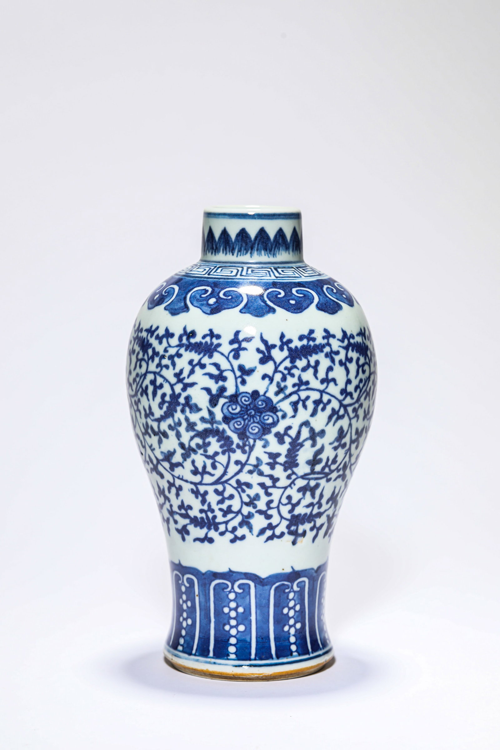 A Blue and White 'Interlocking Florals and Shoulder' Meiping: A Blue and White 'Interlocking Florals and Shoulder' Meiping Dimensions: Height: 22.0 cm (8.66 in). All measurements are approximate.