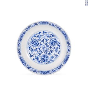 Qing Dynasty, Tongzhi period, blue and white plate with intertwined lotus pattern
