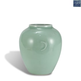 Qing Dynasty Qianlong period Bean-green glaze moon-shaped jar