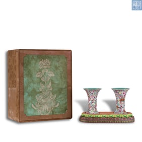 Qing Dynasty Qianlong period, A pair of famille rose flower vase with "hundred flowers blooming"