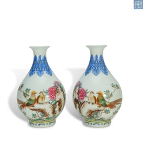 Qing Dynasty Qianlong period, A pair of enameled yuhuchun vases with peony and pheasant patterns