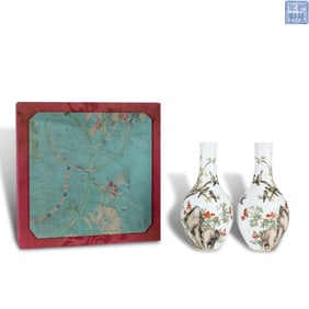Qing Dynasty Qianlong period,  A pair of enameled gall-shaped vases with flower and bird patterns