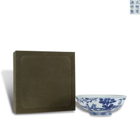 Ming Dynasty Xuande period,  Large blue-and-white bowl with courtyard lady patterns