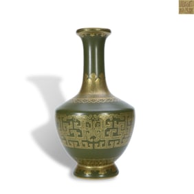 Qing Daoguang period a Tea-dust glaze bottle with gold-painted kui dragon patterns