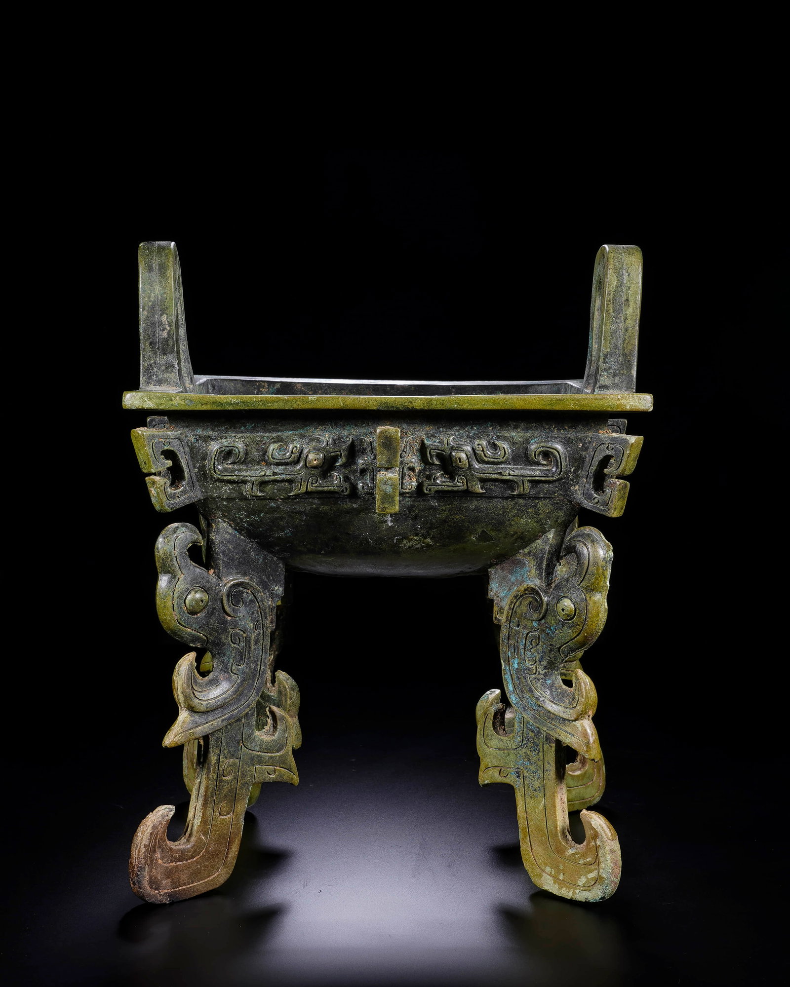 Fang Ding in the Western Zhou Dynasty.: L:19.6cm H:24.7cm