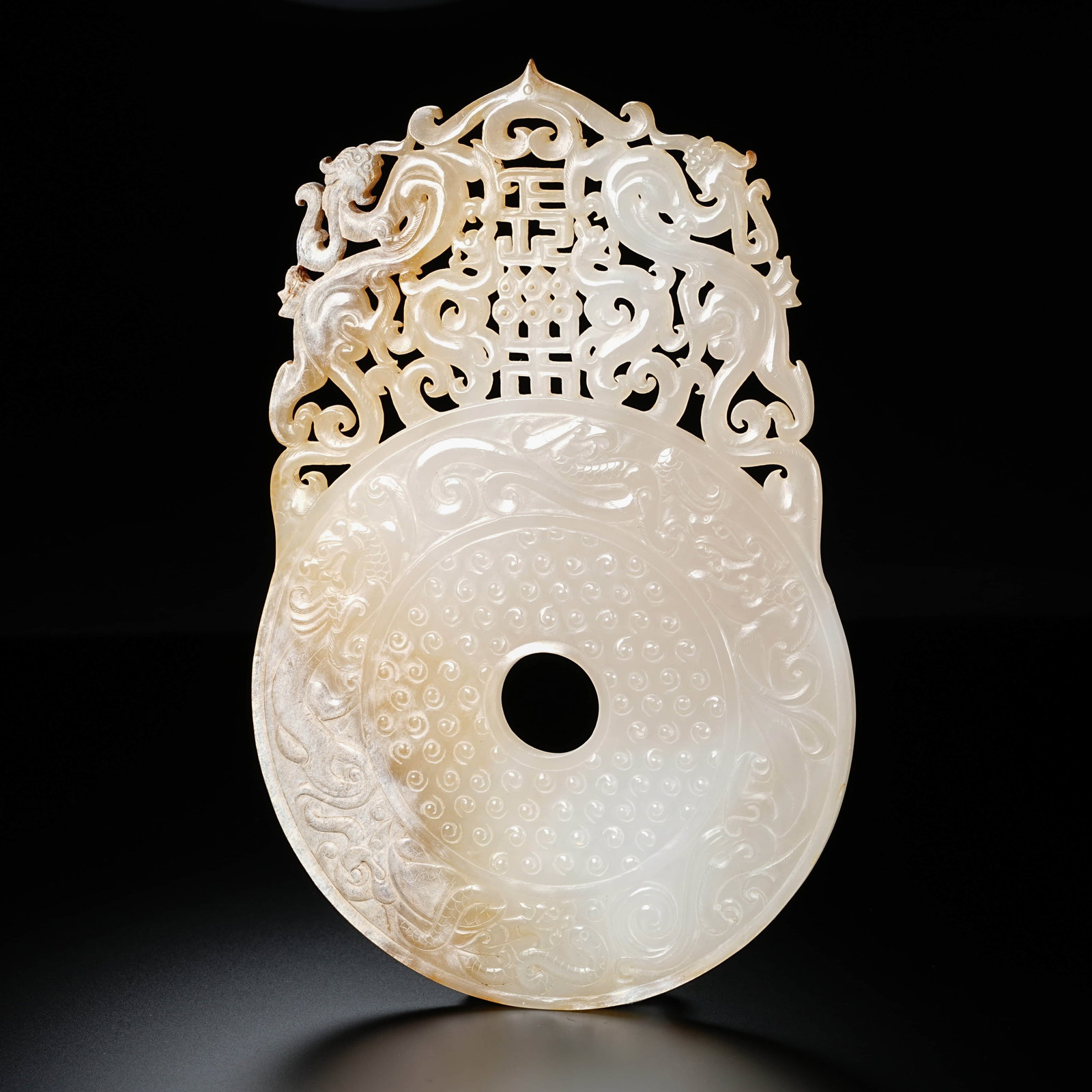 In the Western Han Dynasty, the double dragon valley was tattooed with outlines.: L:11cm H:16.8cm