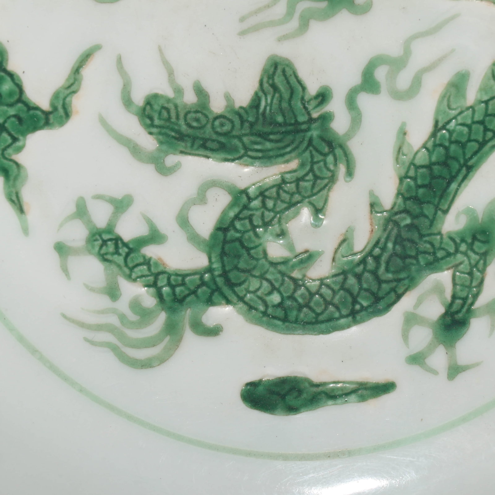 White Ground Green Glazed Dragon Pattern Plate, Hongzhi Period - 2
