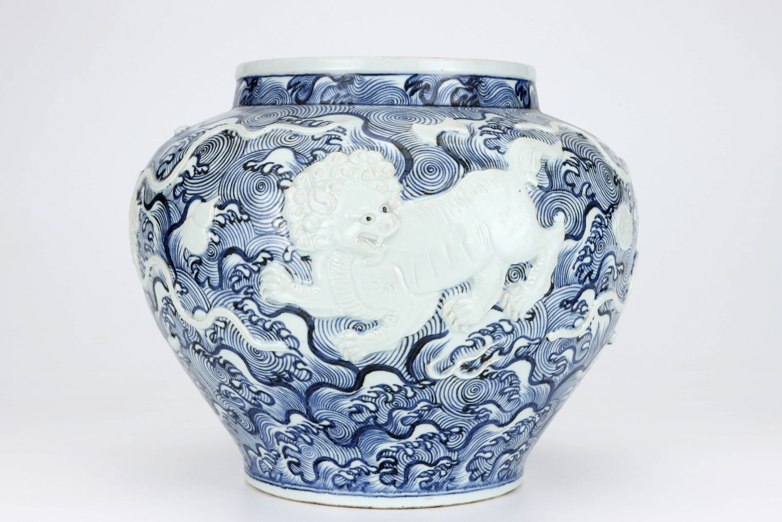 Ming Xuande blue and white sea animal pattern jar - 2