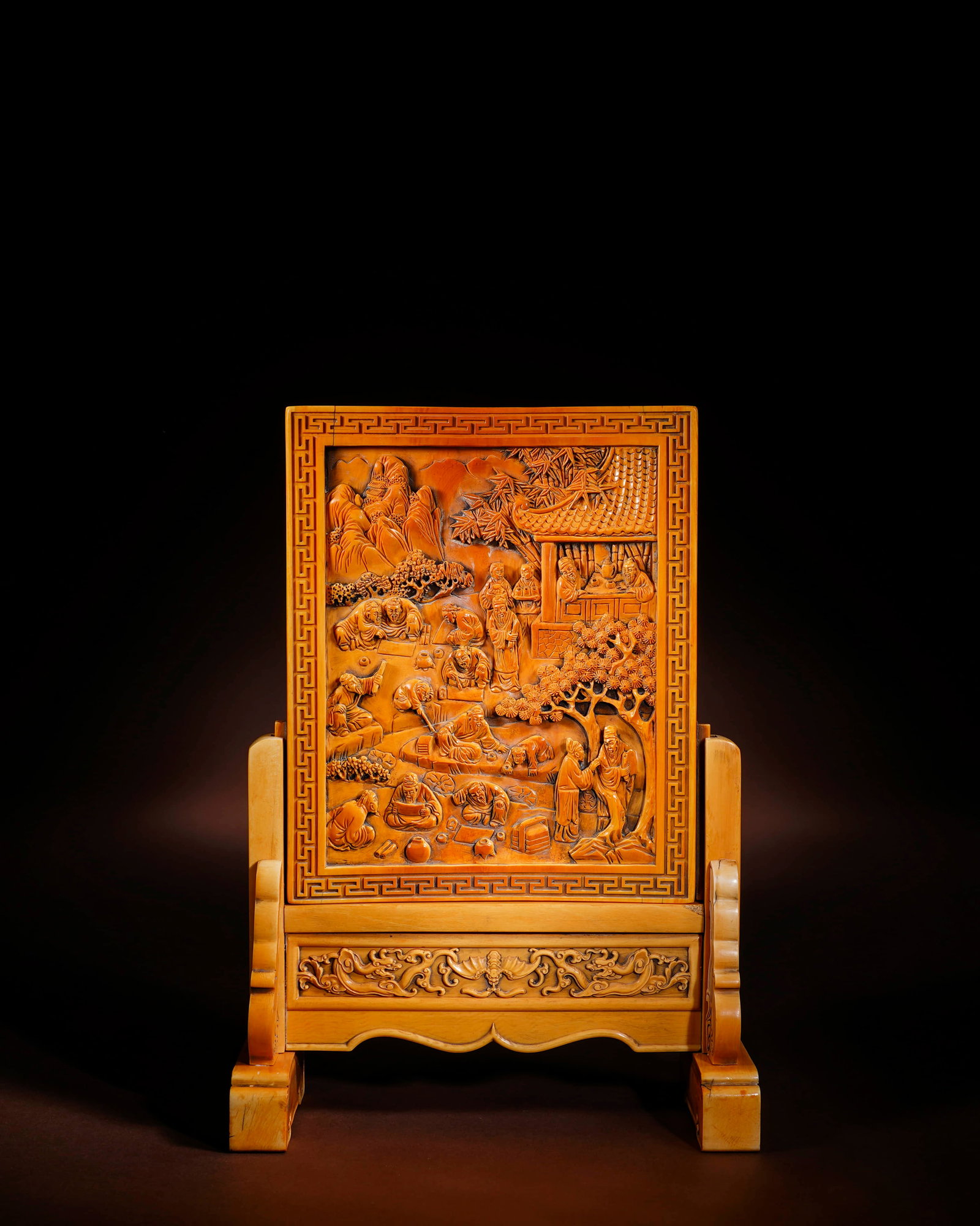 The story of characters carved in Qing dynasty is inserted into the screen (1 of 3)