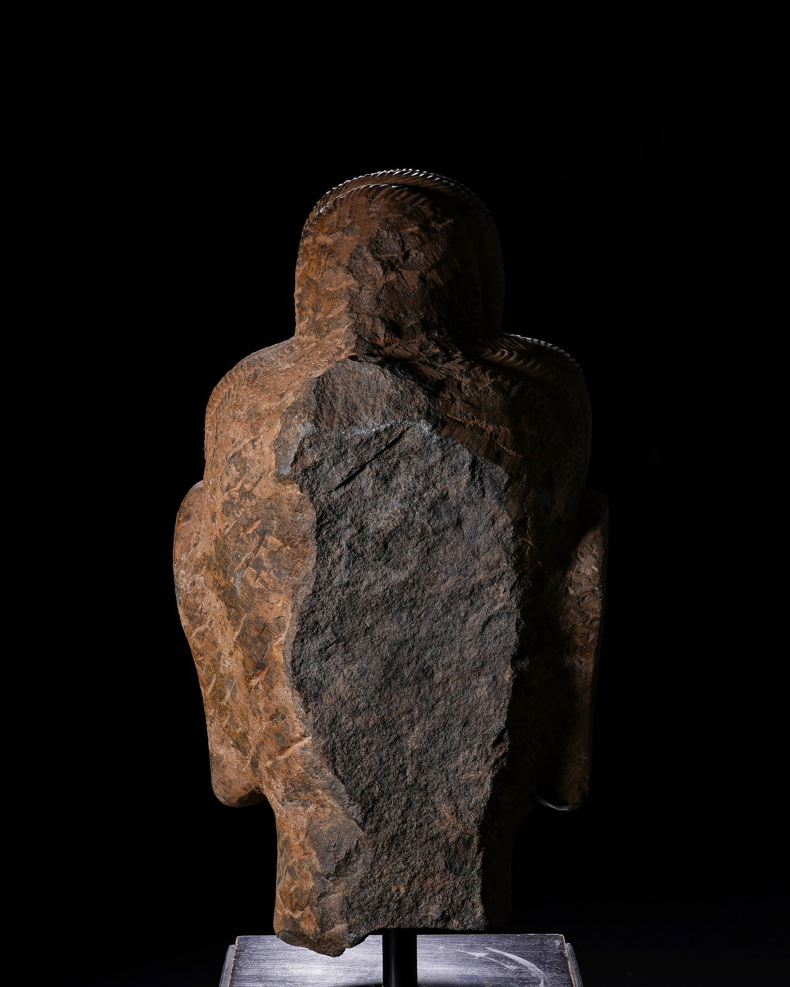 The stone carvings in the Northern Wei Dynasty hang down the Buddha's head in a high bun. - 7