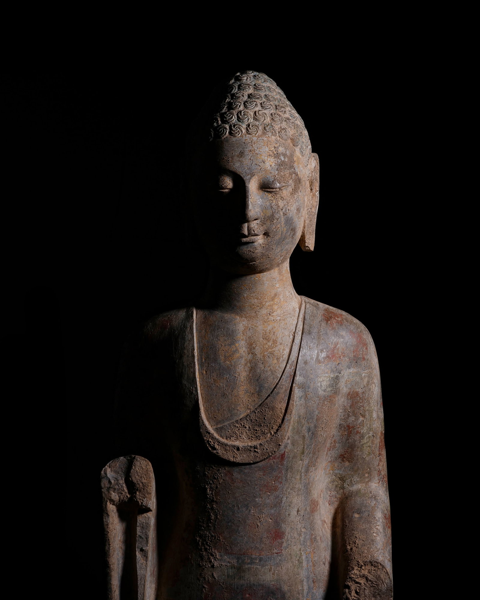 The statue of plain clothes's foot stone Buddha carved in the Northern Qi Dynasty - 2