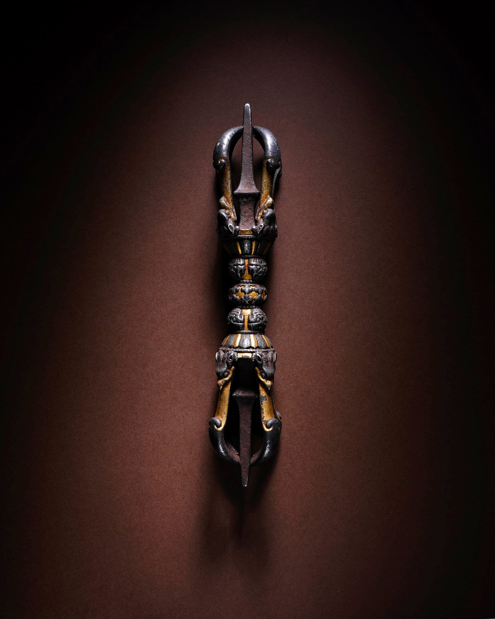 In the 16th century, the bronze and gold were gilded with five strands of emeralds. - 2