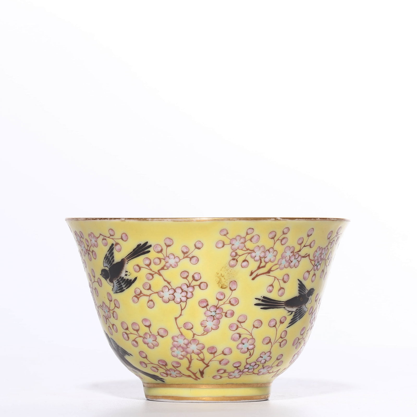 Daoguang period cup with yellow ground and famille rose decoration depicting 'Joy on the Eyebrows' - 2