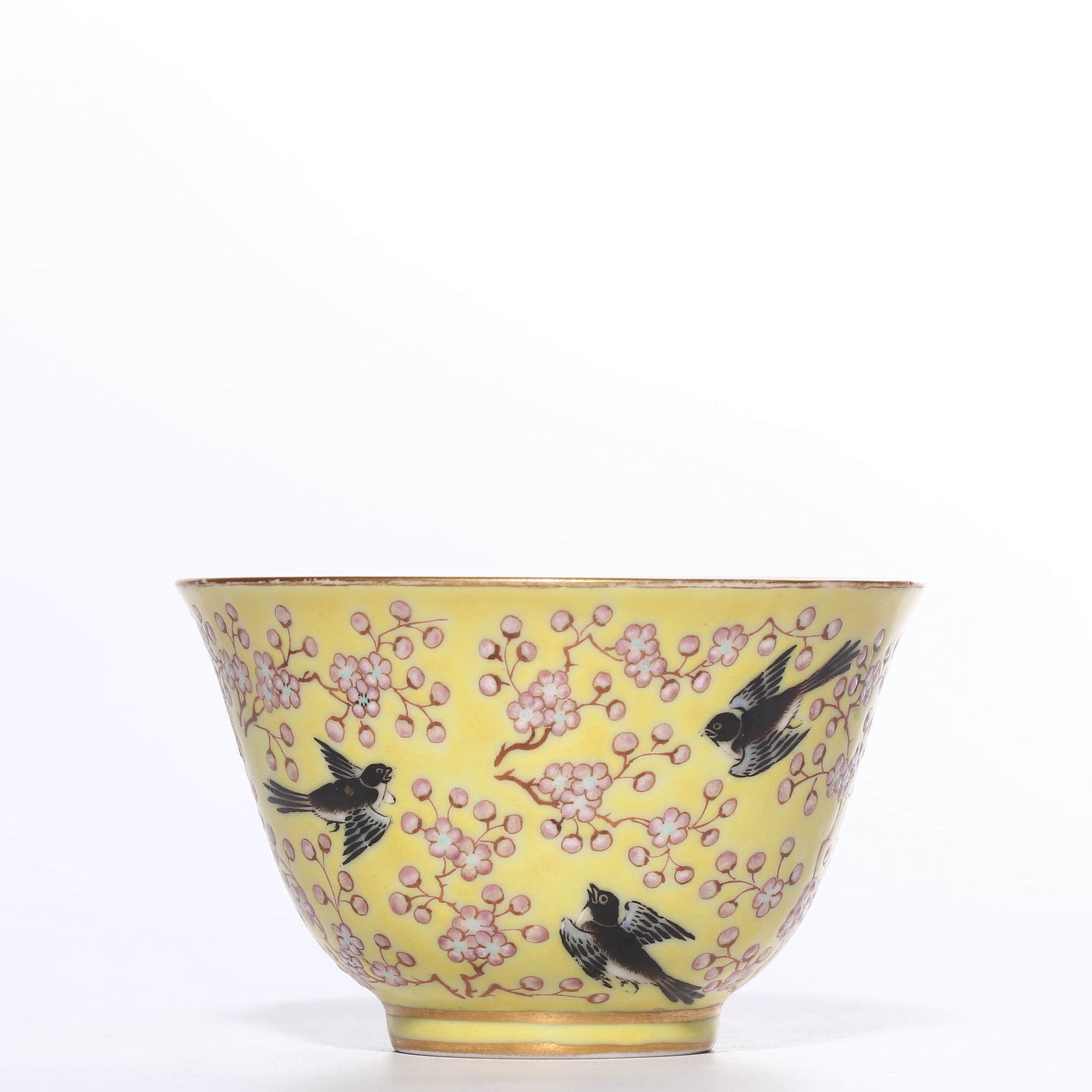 Daoguang period cup with yellow ground and famille rose decoration depicting 'Joy on the Eyebrows' - 3
