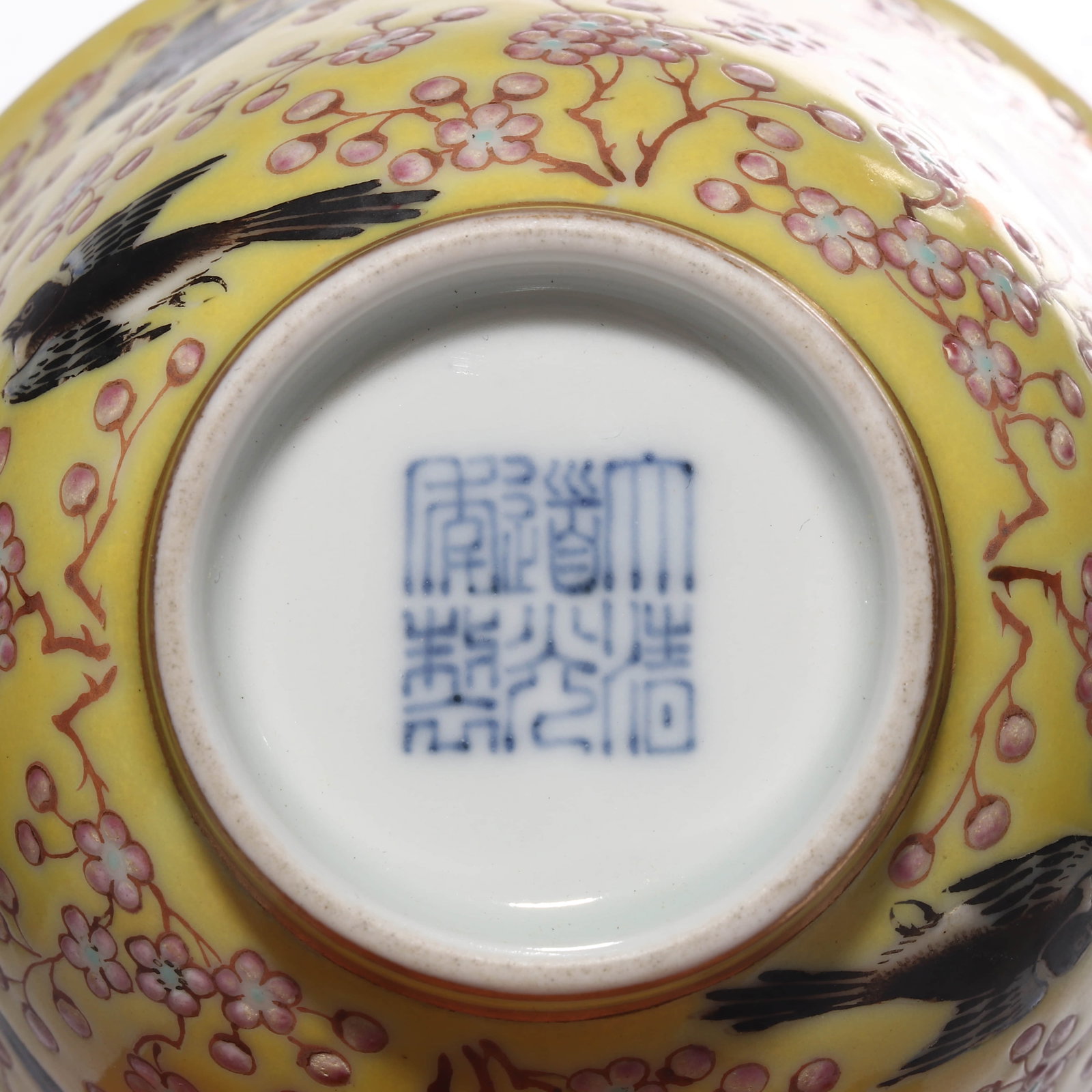 Daoguang period cup with yellow ground and famille rose decoration depicting 'Joy on the Eyebrows' - 4