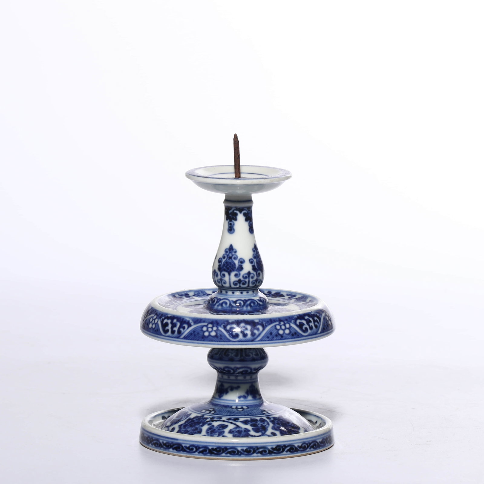 Qing Dynasty, Qianlong period, blue and white candle holder with entwined lotus pattern - 2