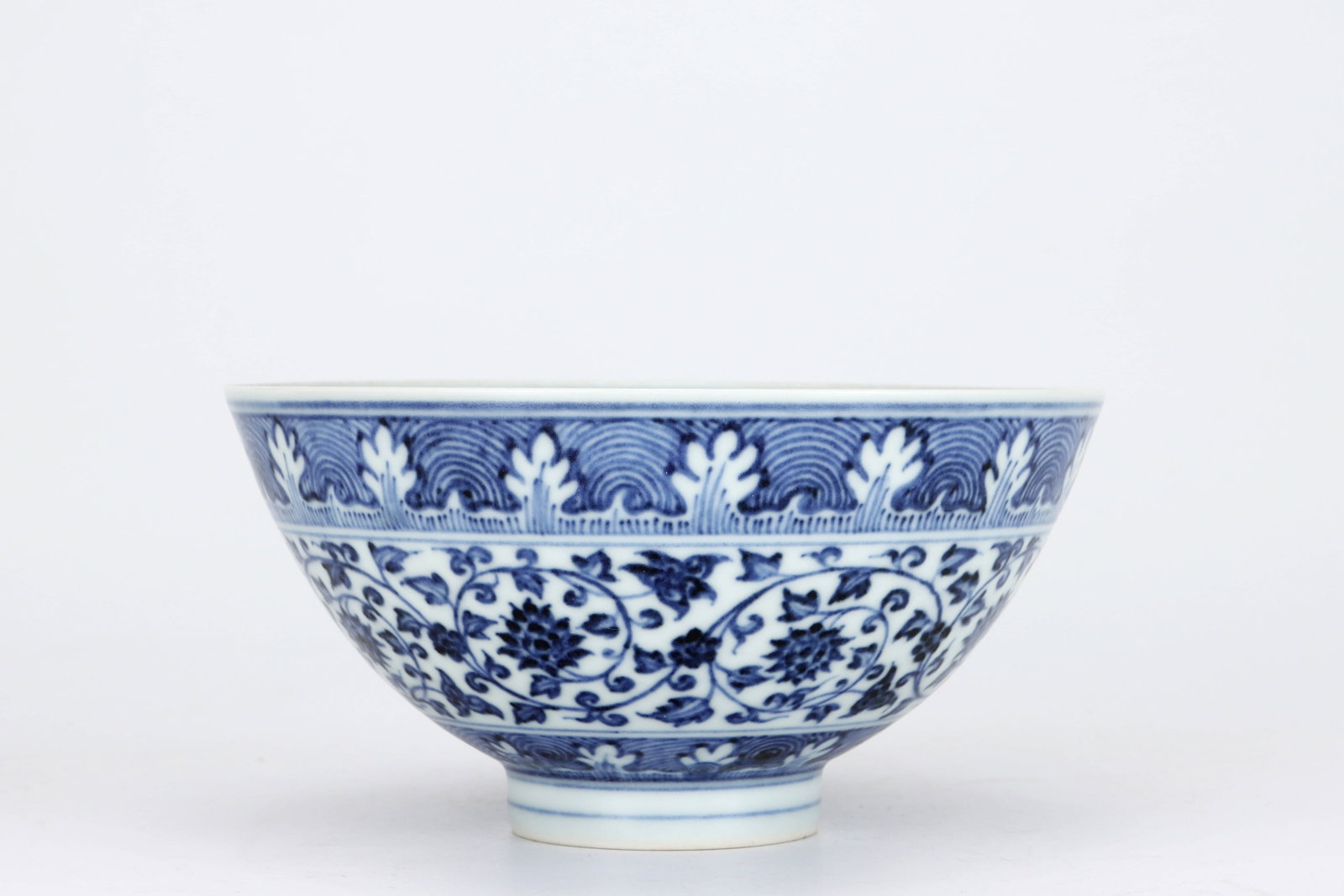 Ming Xuande Blue and White Lotus Bowl with Twisted Branches - 4