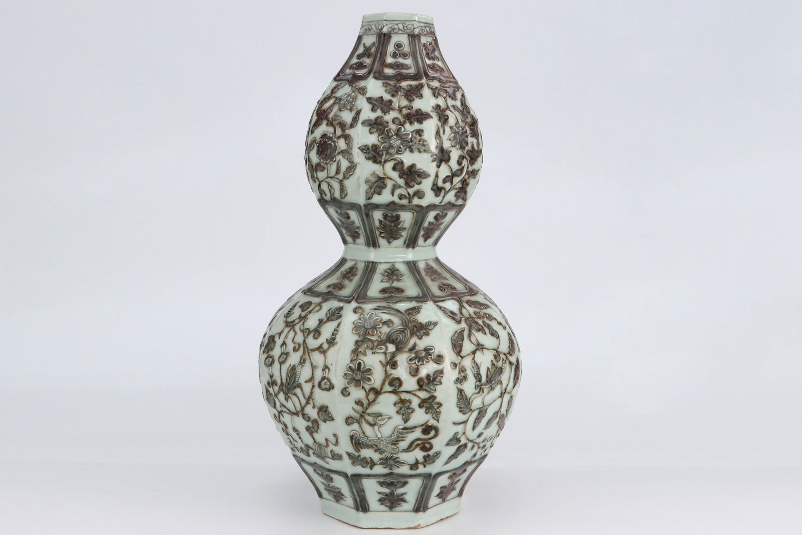 Ming Wanli Blue-and-White Flower Bottle with Twisted Branches - 2