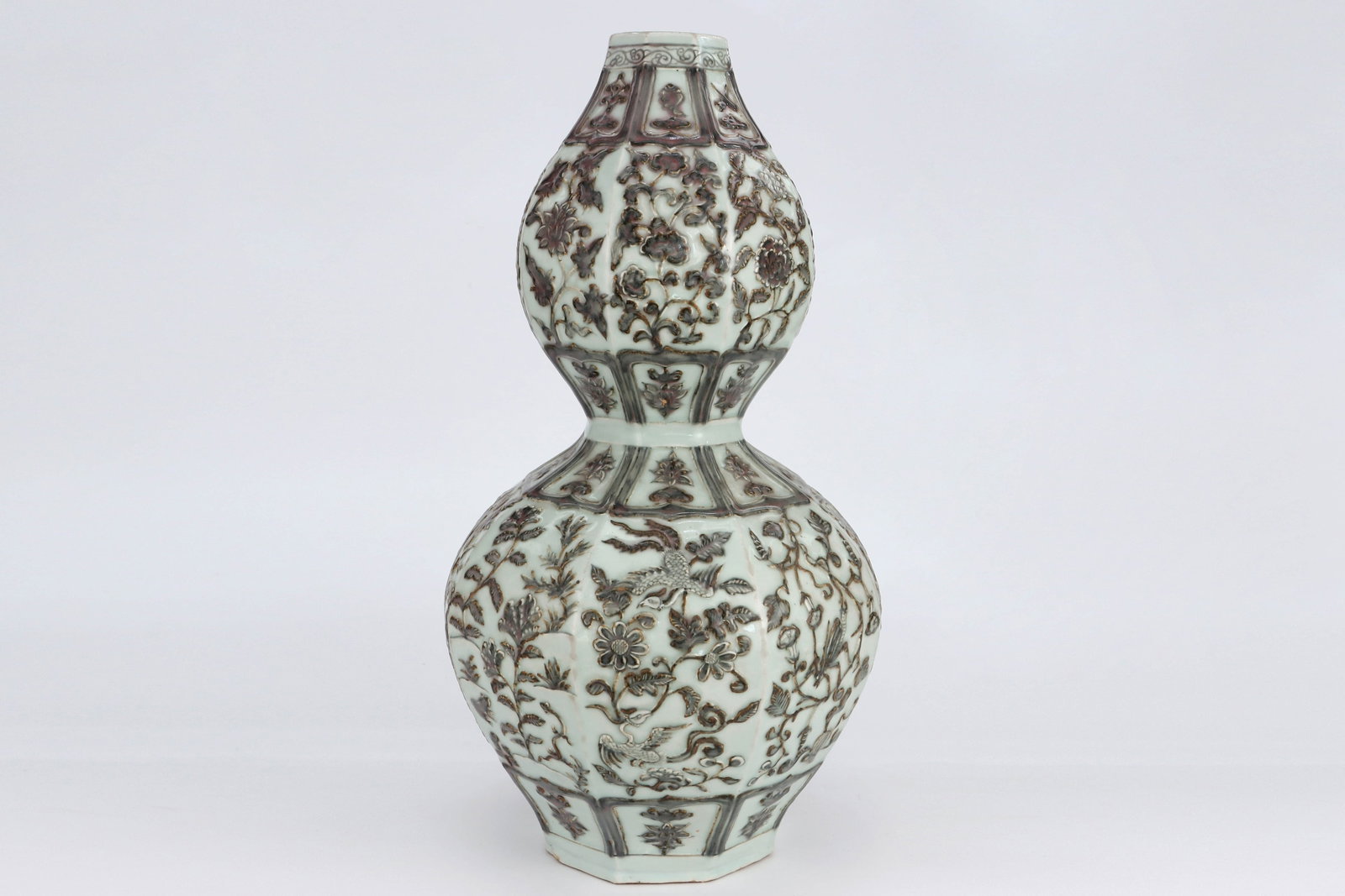 Ming Wanli Blue-and-White Flower Bottle with Twisted Branches - 3