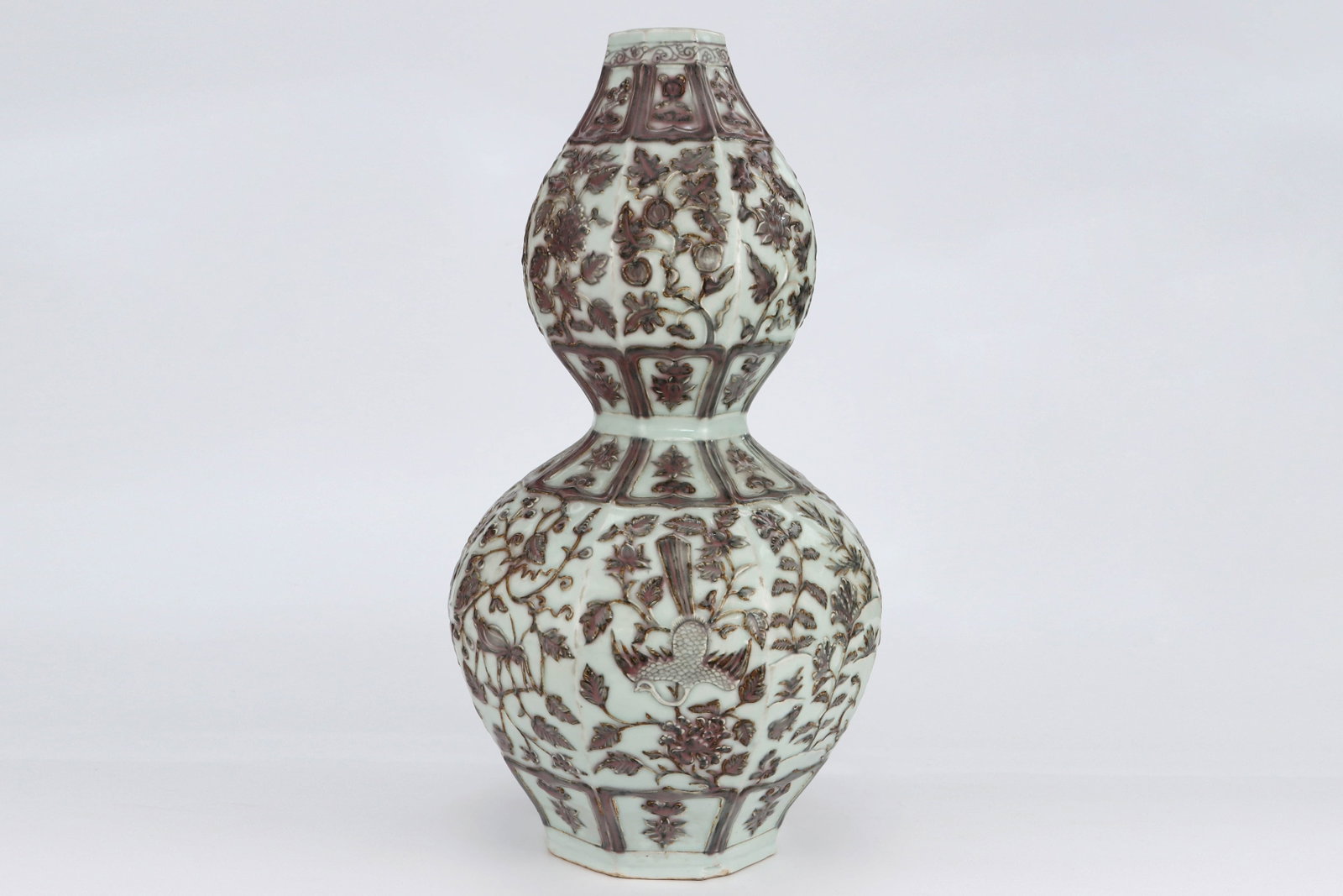 Ming Wanli Blue-and-White Flower Bottle with Twisted Branches - 4